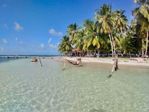 Accommodatie ligt op het strand, wit zand, snorkelen
