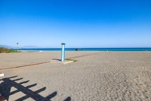 Ubicación a pie de playa, tumbonas y toallas de playa
