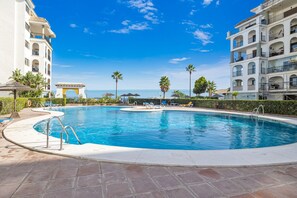 Een buitenzwembad en een verwarmd zwembad