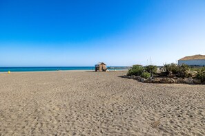 Accommodatie ligt op het strand, ligstoelen, strandlakens