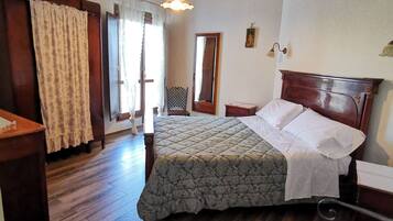 2 bedrooms, cots/infant beds
