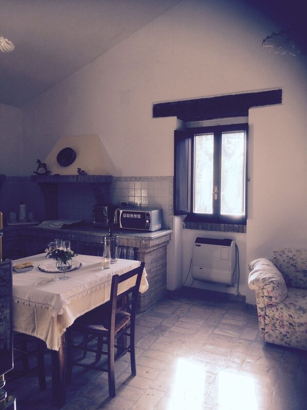 Maison, 2 chambres, cÎté jardin | Cuisine privée | Grand réfrigérateur, plaque de cuisson, chaise haute