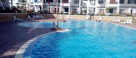 2 piscines extérieures