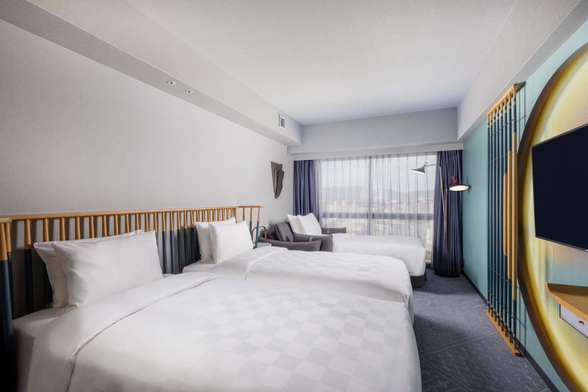 Chambre Supérieure, baignoire (2 Single beds and 1 Sofa bed) | Couette en duvet d'oie, coffres-forts dans les chambres, Wi-Fi gratuit