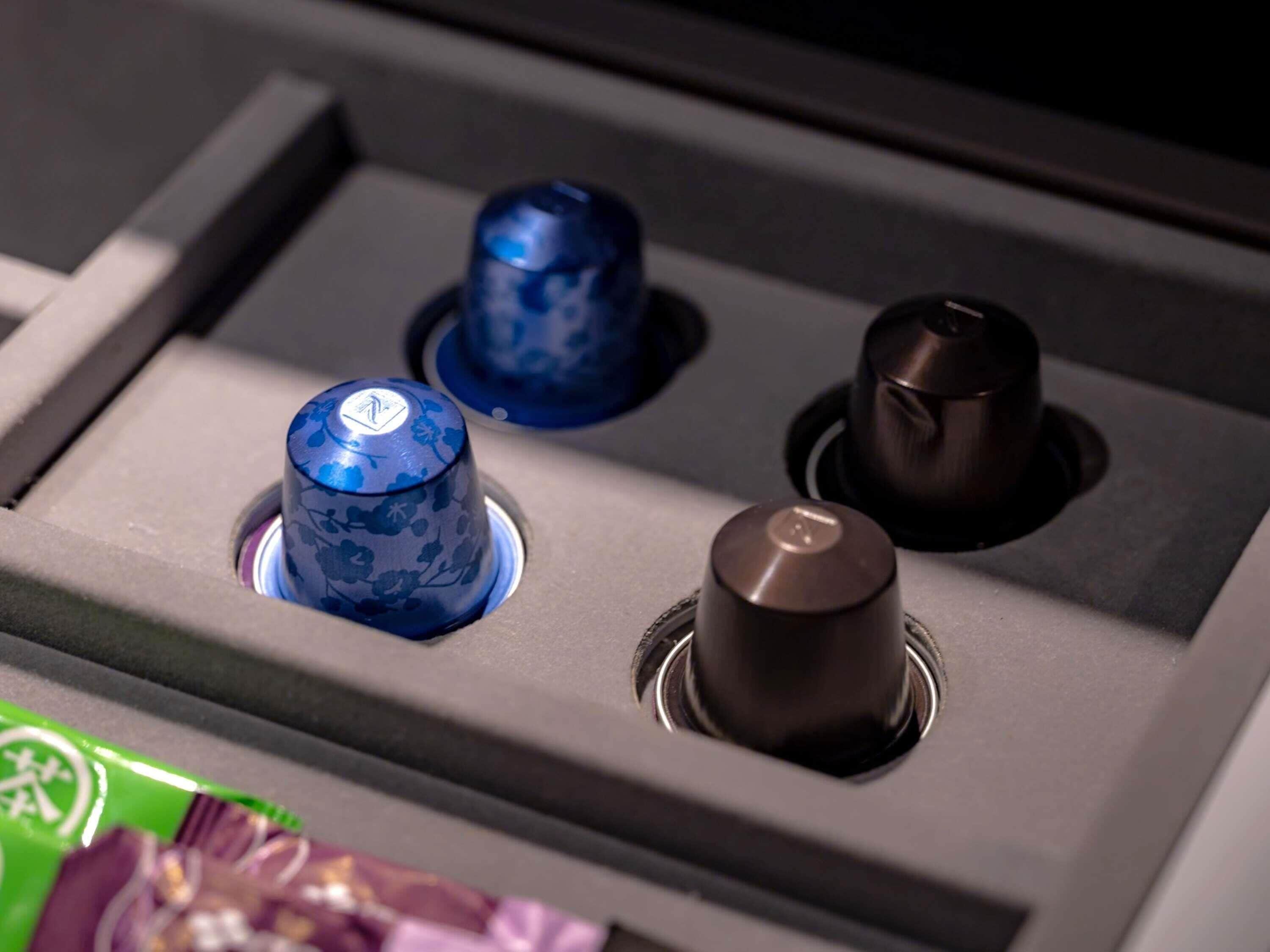 羽毛の掛け布団、セーフティボックス (室内)、WiFi (無料)、ベッドシーツ