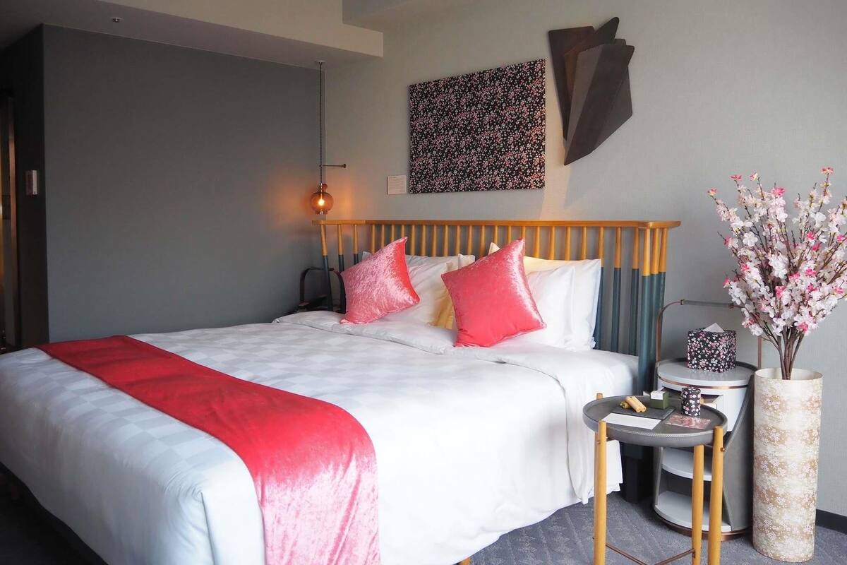 Zimmer, 1 King-Bett (Concept, Sakura, Shower) | Daunenbettdecken, Zimmersafe, kostenloses WLAN, Bettwäsche