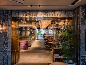 Déjeuner et dîner servis sur place