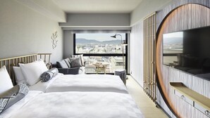 Habitación de hotel moderna con una cama grande, televisión, balcón con vista a la ciudad y una pared de acento de madera.