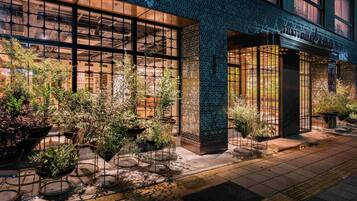 Lunch and dinner served