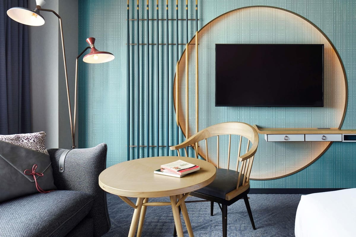 Rom – superior, badekar (2 Single beds and 1 Sofa bed) | Dundyner, safe på rommet, wi-fi (inkludert) og sengetøy