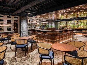 Bar (trong khuôn viên)