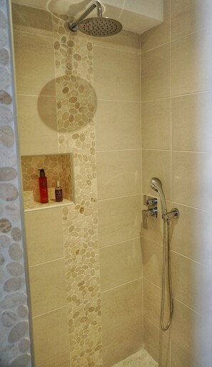 Dusche, Haartrockner, Handtücher, Toilettenpapier