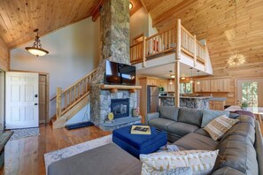 TV, fireplace, stereo - Great Barrington, Cabin Sleeps 14, Walk To Town (Great Barrington)