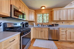 Fridge, microwave, oven, stovetop - Great Barrington, Cabin Sleeps 14, Walk To Town (Great Barrington)