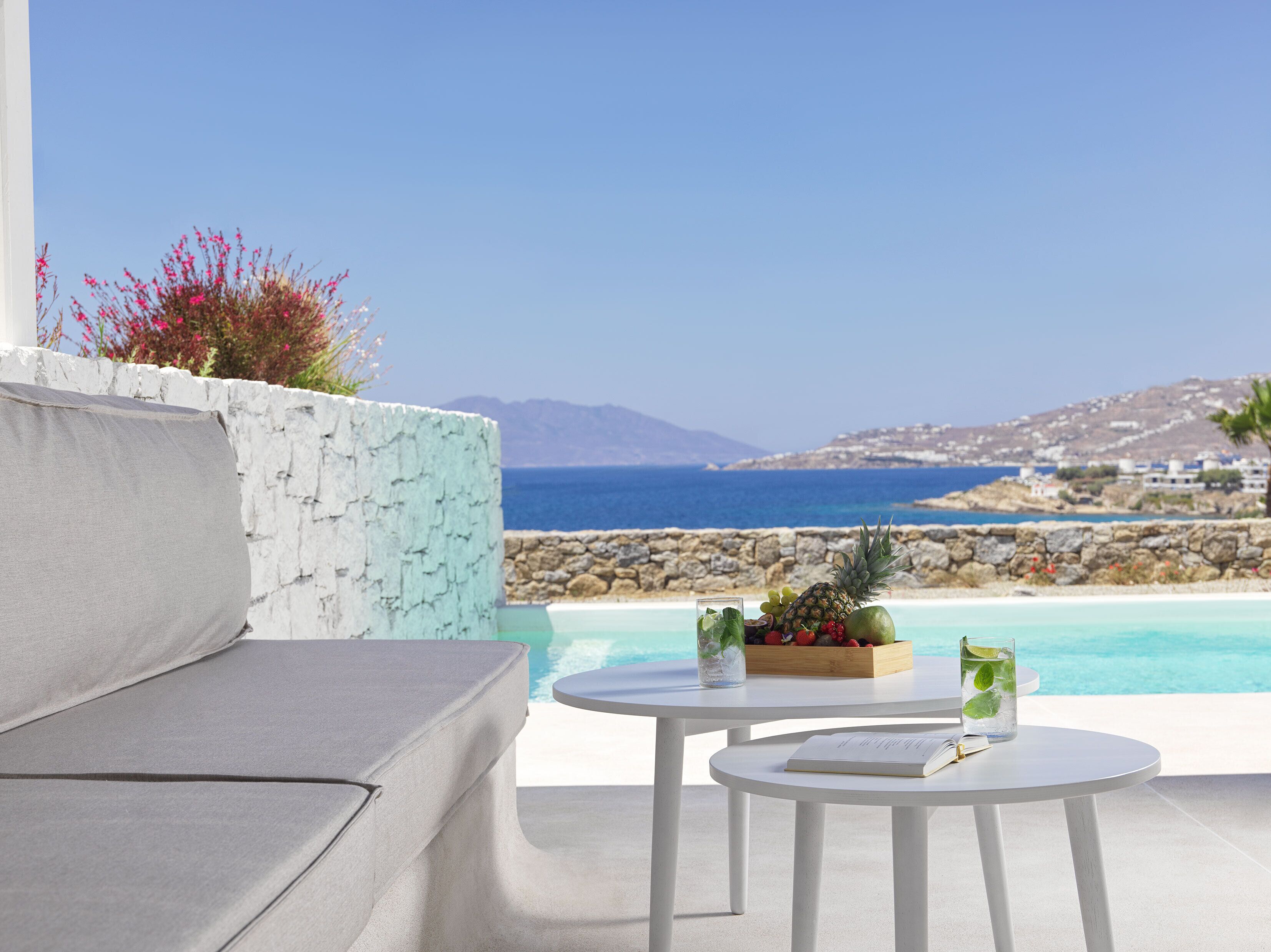 Signature Suite with Pool Sea view | شرفة/رواق