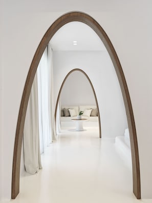 Honeymoon-Suite, eigener Pool, Meerblick | Wohnbereich | 14-Zoll-Smart-TV mit Satellitenempfang, Fernseher