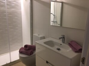 Douche, sĂšche-cheveux, serviettes fournies, papier toilette