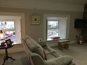 Hus | Oppholdsrom | En 30-tommers TV med kabel-kanaler samt peis