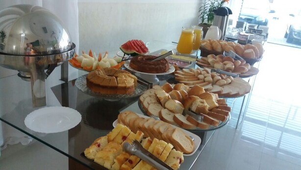 Ein reichhaltiges Buffet mit verschiedenen Speisen, darunter Brot, Gebäck und Früchte.
