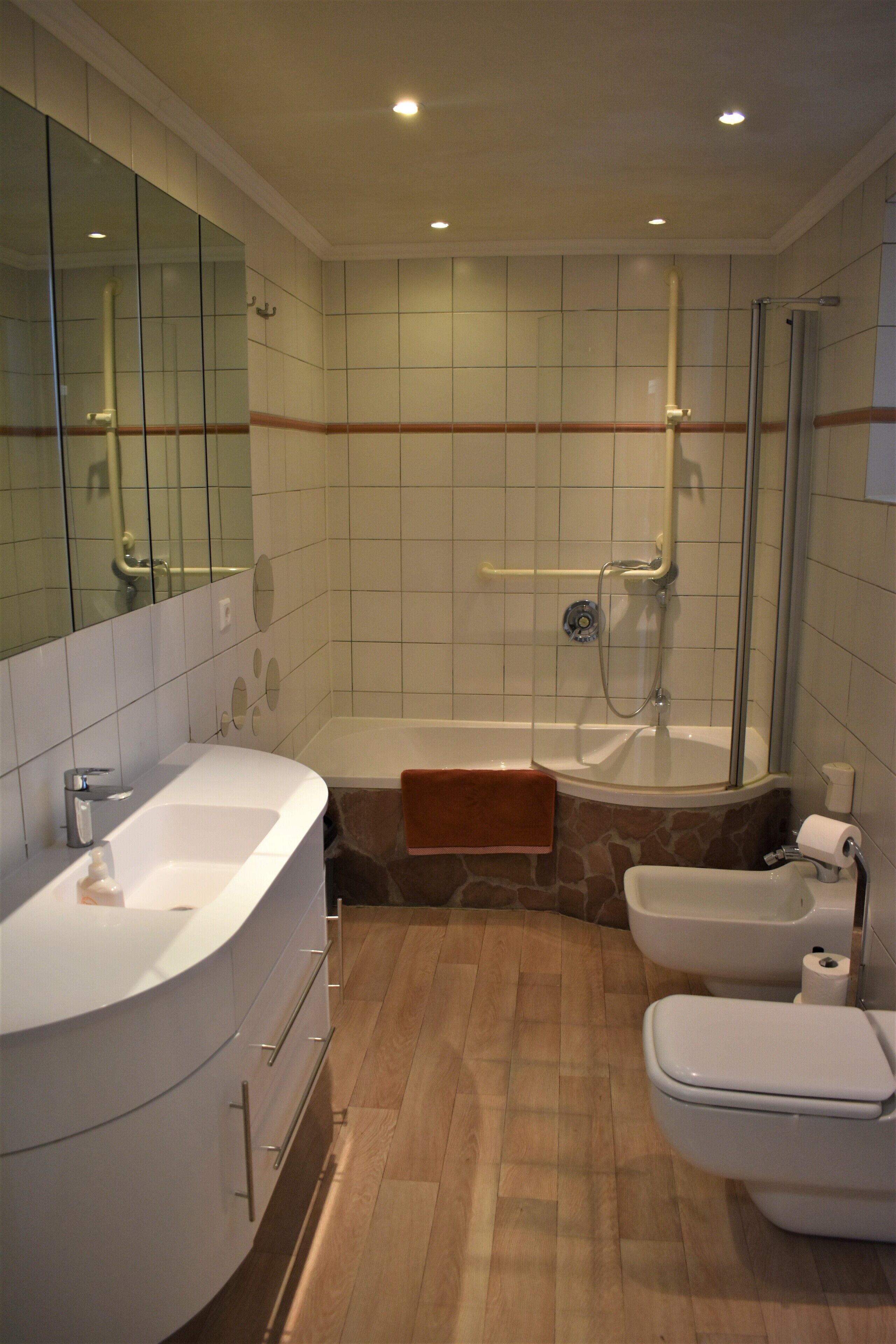 Duschwanne, Haartrockner, Bidet, Handtücher