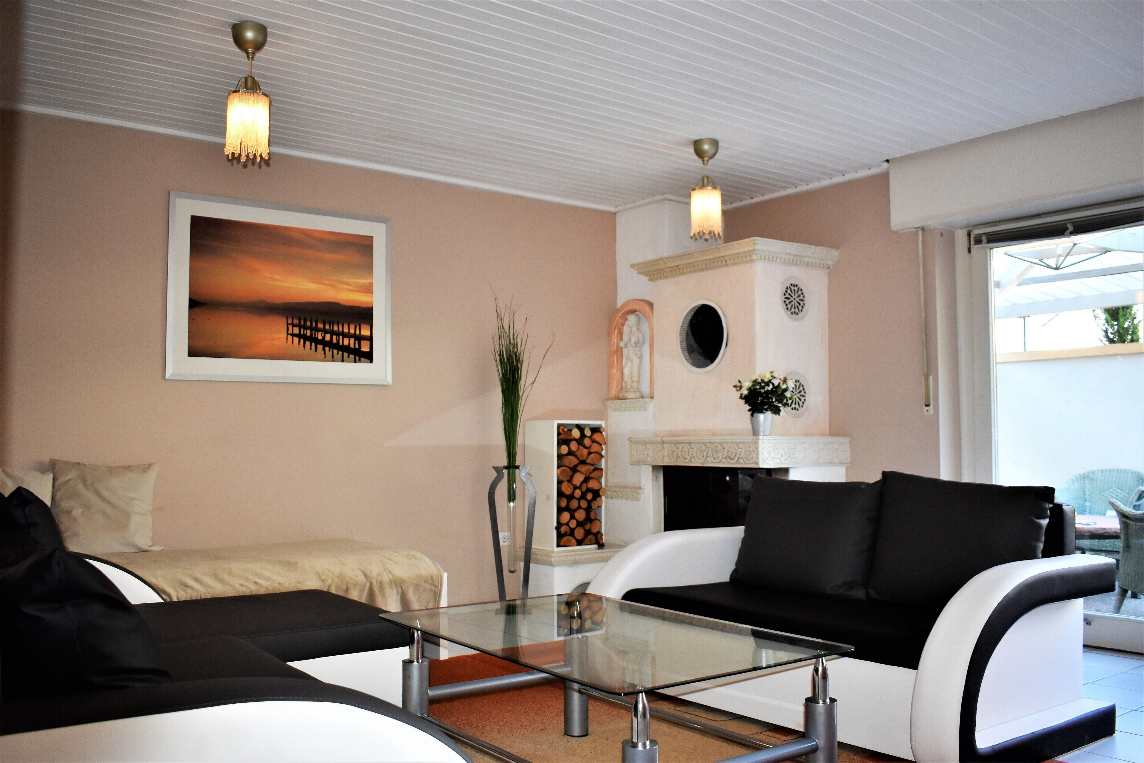 Fernseher, Kamin, Stereoanlage