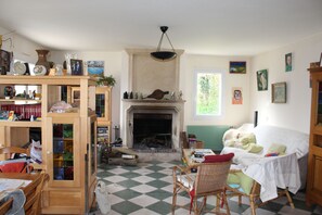 Fernseher, Kamin, DVD-Player, Tischfußball