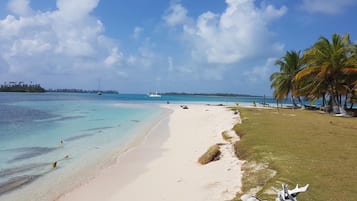 På stranden, vit sandstrand, snorkling och strandbarer