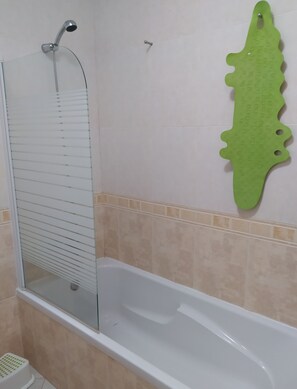 Ducha y bañera combinadas, secador de pelo, bidé y toallas