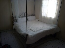 Habitación Deluxe | Escritorio, cortinas opacas, wifi gratis y ropa de cama