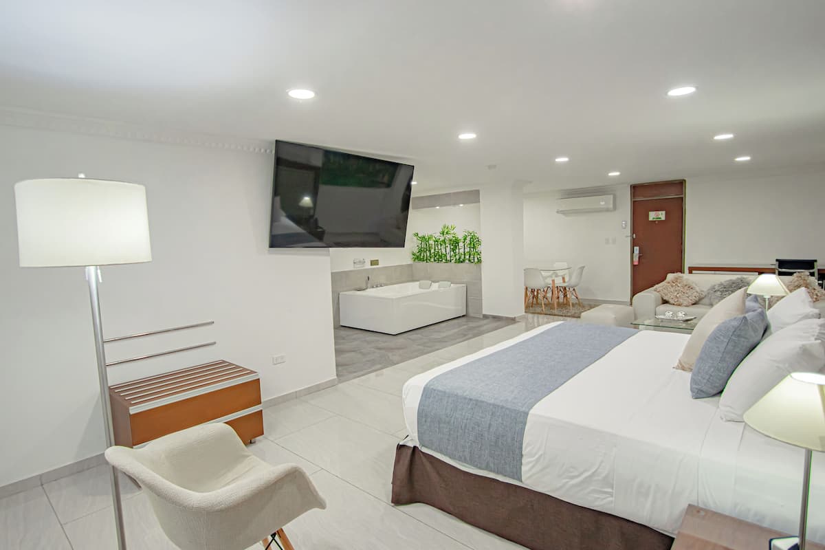 Deluxe Suite | In-room safe, desk, laptop workspace, soundproofing