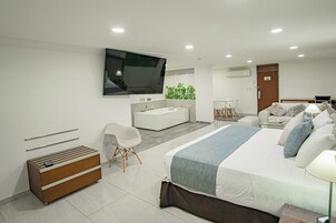 Suite Deluxe | Caja fuerte, decoración individual, mobiliario individual y escritorio