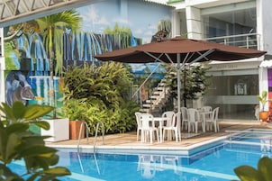 Una piscina al aire libre