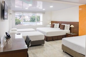 ファミリー トリプルルーム | セーフティボックス (室内)、客室ごとに異なる装飾、客室ごとに異なるインテリア、デスク