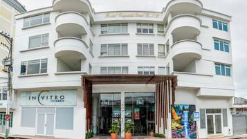 Hotel Esquema Real H.I.C. features a modern facade with curved balconies and large windows.