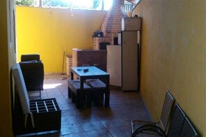 Outdoor dining - House with pool, garage, internet and Wi-Fi (Jardim Camburi)