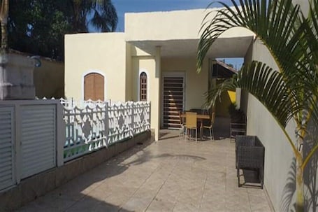 Outdoor dining. House with pool, garage, internet and Wi-Fi