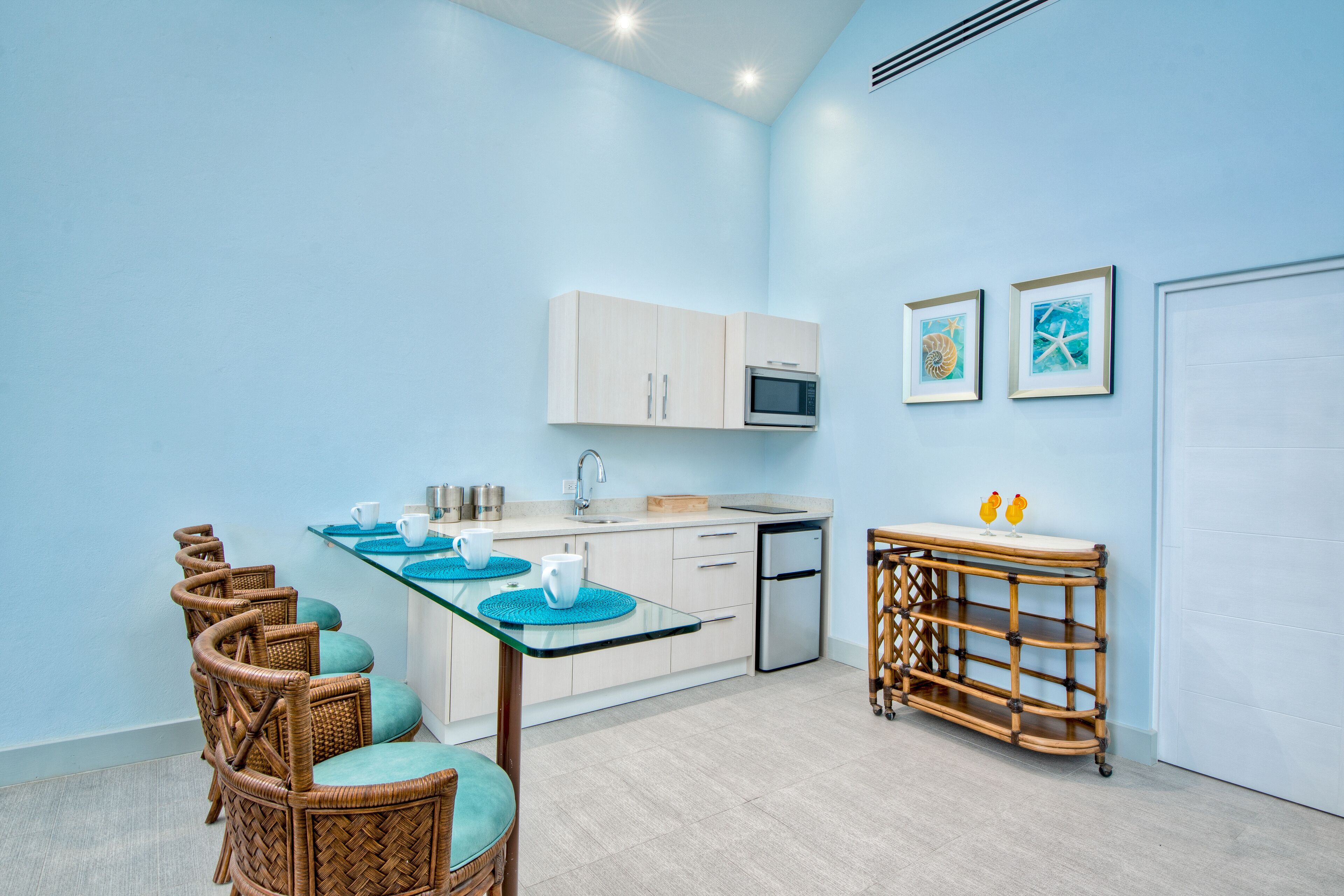 deluxe penthouse, balcony, ocean view (cool water 1) | private kitchenette | mini-fridge, microwave, stovetop, coffee/tea maker