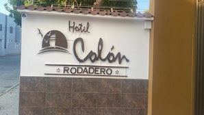 Schild für das Hotel Calón in Rodadero.