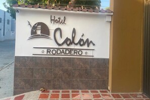 Front of property - Hotel Colon Rodadero (Santa Marta)