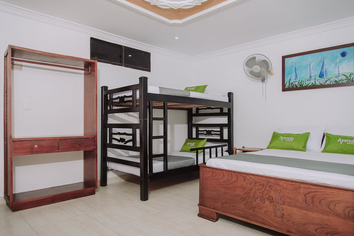 Escritorio, wifi gratis, ropa de cama y acceso para silla de ruedas