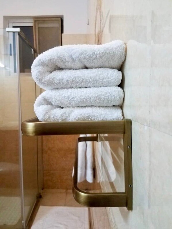 Secador de pelo, toallas, jabón y papel higiénico