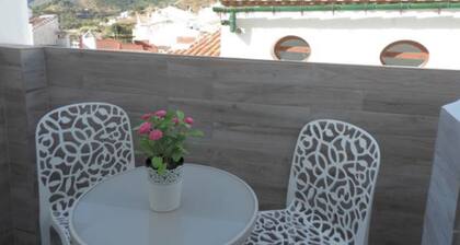 LÄNDLICHE UNTERKUNFT IM STADTZENTRUM VON YUNQUERA, SIERRA DE LAS NIEVES.