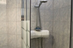 Een douche, een haardroger, een bidet, handdoeken