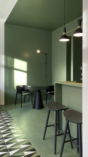 Design appartement, 1 slaapkamer | Woonruimte | Een 42-inch flatscreentelevisie met satellietzenders en televisie