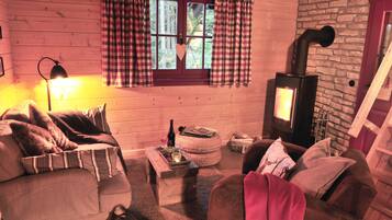 Comfort Cottage, 2 Bedrooms (incl. EUR 129 cleaning & service fees) | Living area | Toys