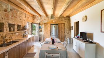 Frigorifero, microonde, piano cottura, lavastoviglie