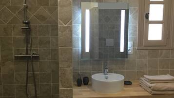 Habitación doble superior, baño privado, vistas a la piscina | Baño