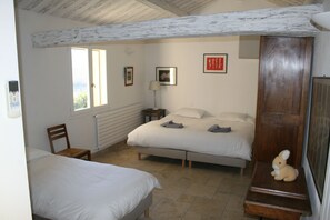 4 bedrooms, desk, iron/ironing board, free WiFi