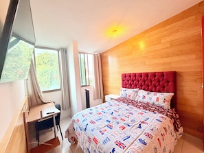 A bedroom with a bed, a desk, and a window. - Loft con Alberca Climatizada/2 Exclusivos Jacuzzis Premium/Terraza/Grill/Wi-Fi (Lomas Tetela)