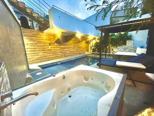 Art & Design Loft, 2 PRIVATE JACUZZIS, POOL, TERRACE AND GRILL!